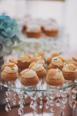 Düğün partisinin olduğu bölgede kek ve tatlı olan tatlı bir bar. Düğün tatlı masası ve lezzetli kekler.