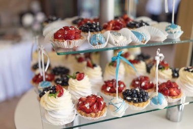 Düğün krem peynirli kek seti. Açık büfede farklı şekillerde pişmiş tatlı. Restorandaki düğün tatlı masasında lüks pastalar.