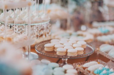 Güzel kekler ve kurabiyeler. Düğün çikolatası. Lokantadaki düğün resepsiyonunda meyveli, bademli, pastalı ve kurabiyeli leziz kremalı tatlılar. Lüks yemek servisi..