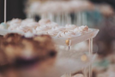 Düğün çikolatası. Lokantadaki düğün resepsiyonunda meyveli, bademli, pastalı ve kurabiyeli leziz kremalı tatlılar. Lüks yemek servisi. Lezzetli düğün resepsiyonu şekeri. 