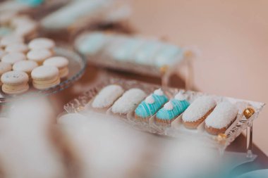 Düğün çikolatası. Lokantadaki düğün resepsiyonunda meyveli, bademli, pastalı ve kurabiyeli leziz kremalı tatlılar. Lüks yemek servisi. Lezzetli düğün resepsiyonu şekeri. 