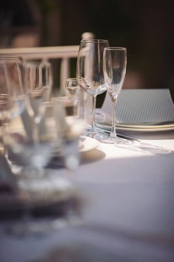Bir parti, düğün resepsiyonu ya da diğer şenlikli etkinlikler için çanak çömlekli güzel bir masa. Akşam yemeği için cam eşyalar ve çatal bıçaklar. Şenlikli bir olay için güzel bir masa.