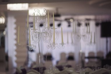 Bokeh ışıklandırmalı düğün mumu. Düğün ziyafetinde düğün mum tutacağı süslemesi..