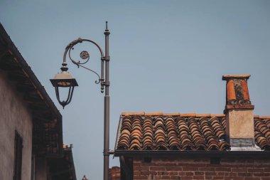 Barolo, Piedmont, İtalya 'nın tarihi merkezi. Sokak lambası. Eski binalarla sokak manzarası. 