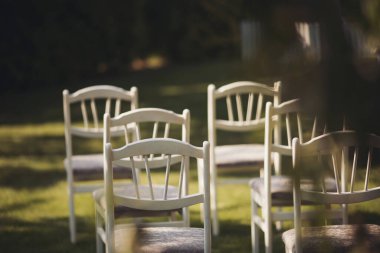 Basit düğün süslemeleri, düzenlemeler, çiçekler, düğün kumları töreni. Seçici odaklanma. Beyaz çiçekli düğün töreni.