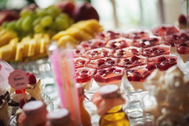 Düğün kutlamalarında açık büfe masası. Meyveli tatlılar, krema, bisküvi. Çilekli peynirli kekten tatlıya kadar bir grup tatlı. Şenlikli aşçılık tatlısı başyapıtlar.