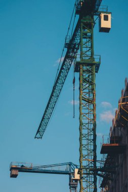 İnşaat alanında vinç - bina. Mavi gökyüzü arka planında kule vinci. endüstriyel kavram. 