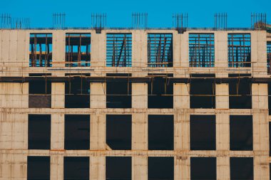 İnşaat alanındaki bitmemiş beton bina. Tekelleşme teknolojisi kullanılarak beton bina inşaatı.