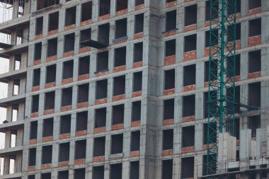 İnşaat geçmişi. Çok katlı bina yapım aşamasında. İnşaat alanında tamamlanmamış çimento bina.. 