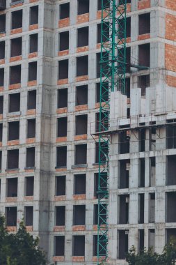 İnşaat geçmişi. Çok katlı bina yapım aşamasında. İnşaat alanında tamamlanmamış çimento bina.. 