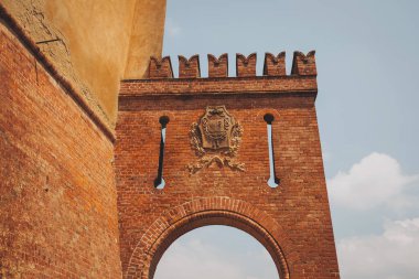 Piedmont 'taki Barolo üzüm bağı bölgesi, İtalya' daki Langhe tepeleri. Langhe bölgesinde Falletti şatosu olan Barolo kasabası..