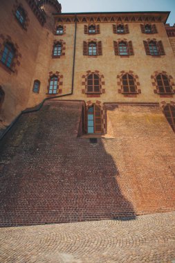 Piedmont 'taki Barolo üzüm bağı bölgesi, İtalya' daki Langhe tepeleri. Langhe bölgesinde Falletti şatosu olan Barolo kasabası..