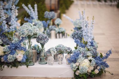 Çiçek süsleme unsurları açık havada düğün töreni için. Düğün için mavili düğün süsü. Ortanca.