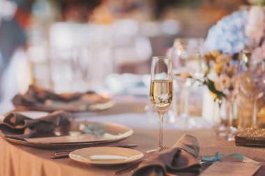 Restoran masasında şampanya bardağı. Şampanya ve düğün.. 