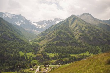 Alp manzarası vadisine bir manzara. Kuzey İtalya 'daki Alp Vadisi manzarası.