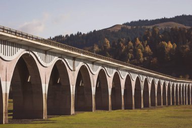 Zana Largului viyadük. Lacul Izvorul Muntelui, Moldova, Romanya 'daki viyadük. 