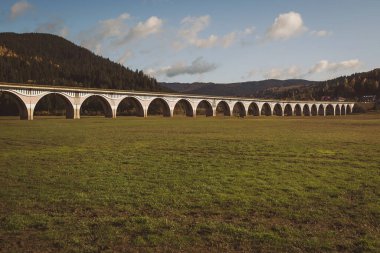 Zana Largului viyadük. Lacul Izvorul Muntelui, Moldova, Romanya 'daki viyadük. 
