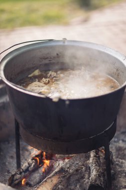Dışarıdaki eski dökme demirden yapılmış yemek. Romen geleneksel yemekleri kazanda, odun ve Noel geleneğiyle açık ateşte hazırlandı. Kamp ateşinde yemek hazırlıyorum.