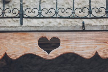 Balkonda dekorasyon için bir ormanda kalp izleri var. Tahtadan bir kalp, ahşap bir doku, Sevgililer Günü 'nün sembolü.