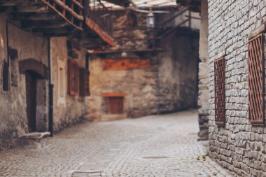 Chianale 'de kaldırımlı bir cadde, tipik ahşap evler. Chianale İtalya 'nın güzel bir dağlık köyüdür. İtalya, Pontechianale, 2023 'te kaldırımlı cadde boyunca uzanan büyüleyici evler ve binalar.