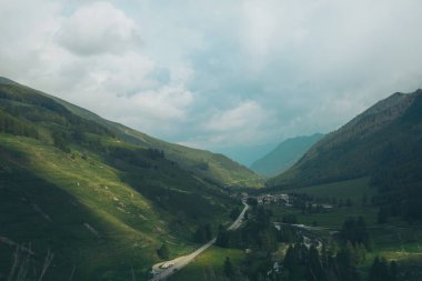 İtalyan Alplerinden güzel bir manzara. Resimli nehirler, şelaleler, uçurumlar ve büyülü dağ vadileri.
