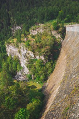 Val Varaita Pontechianale, İtalya, 2023. Pontechianale 'deki hendeğin duvarı. 