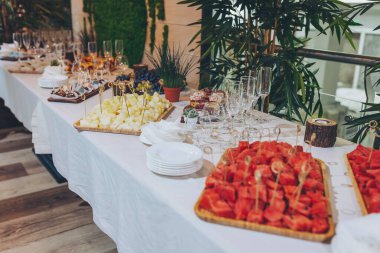 Lüks düğün yemekleri, modern tatlılar, çörekler, meyveli tatlılar. Pahalı düğün resepsiyonunda lezzetli bir çikolata. Metin için boşluk. Duş. bayram kutlaması