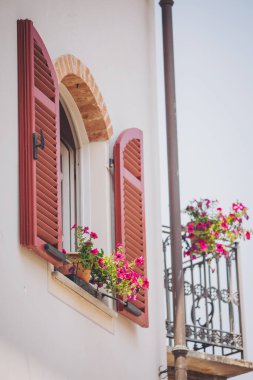 Ortaçağ vintage penceresi. Ortaçağ Köyü bina detayları. İtalya, Avrupa