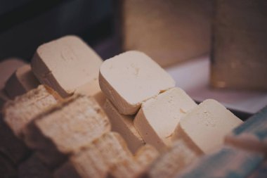 Yerel peynirler pazarda sergileniyor. Organik yiyecekler. Süt ürünlerinde satılık peynirler. İtalya 'da gastronomi.