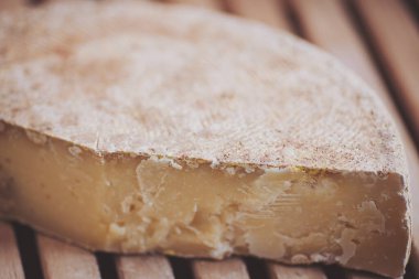 Çiftçi pazarında satılık el yapımı peynir. Tahta Arkaplanda Hazırlanmış Peynir. İtalyan parmesan peynirinin yakın plan çekimi.. 