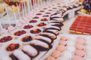 Düğün çikolatası ve farklı kekler. Çikolata. Şekerli masa, şeker, tatlı. Kurabiye ve tatlı harika bir düzenleme.