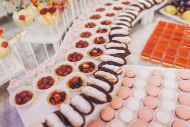 Düğün çikolatası ve farklı kekler. Çikolata. Şekerli masa, şeker, tatlı. Kurabiye ve tatlı harika bir düzenleme.