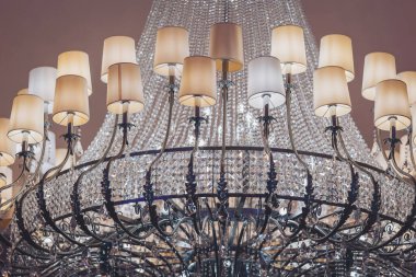 Şamdanlı Kristal Avize Ampulü. Salonda lüks bir Chandelier ışığı var.. 