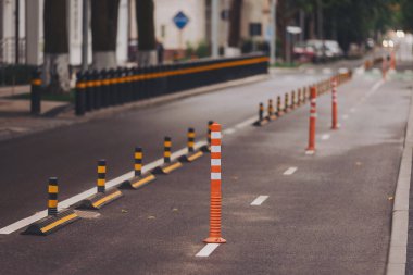 Şehrin ortasında asfalt bir yol boyunca iki yönlü bisiklet yolu var. Güvenli bisiklet altyapısı ve ekolojik ulaşım kavramı. Yaya ve bisikletli yol tabelası. 