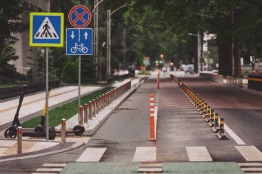 Şehrin ortasında asfalt bir yol boyunca iki yönlü bisiklet yolu var. Güvenli bisiklet altyapısı ve ekolojik ulaşım kavramı. Yaya ve bisikletli yol tabelası. 