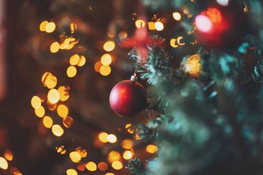 Lüks çam ağacı dalında Noel balosu gece lambası bokeh bulanık arka plan sahnesi mutlu yıllar. Noel süslemeleri çelenk arka planında Noel ağacı üzerine