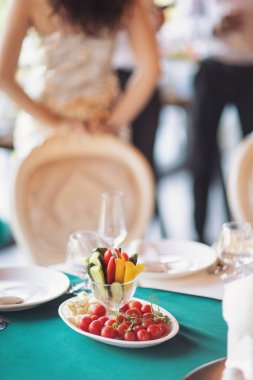 Düğün yemeği masasını kutluyoruz. Ziyafet masası. Masa takımı. Yiyecek, atıştırmalık, balık, domates, sebze. Otelde açık büfe kahvaltı. Restoran.