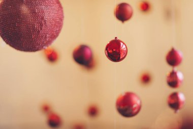 Kırmızı Noel balosundan Noel süslemesi. Yılbaşı ağacı topları. Parlak kırmızı buzlu cam çeşitleri.