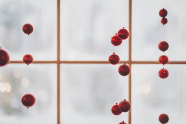 Kırmızı Noel balosundan Noel süslemesi. Noel balosu dekorasyon için..