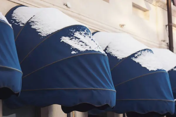 Açık mavi tente karla kaplı, tatil sezonunun sonu, soğuk mevsimin başlangıcı.. 