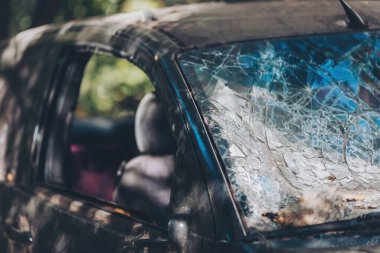 Araba kazasında ön cam kırılmış. Arabanın ön camı kırılmıştı. Kırık araba kazası. Araba kazası. Kırık camları değiştirmek için bir cam onarım şirketi gelecek.