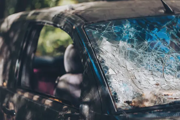 Araba kazasında ön cam kırılmış. Arabanın ön camı kırılmıştı. Kırık araba kazası. Araba kazası. Kırık camları değiştirmek için bir cam onarım şirketi gelecek.