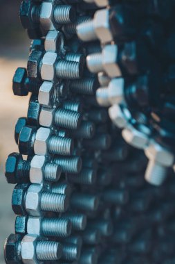 Metal çelik gri cıvatalar arka planda. Karıştırıcı bağlar, birleştiriciler. makineler