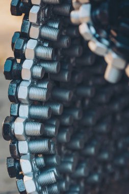 Metal çelik gri cıvatalar arka planda. Karıştırıcı bağlar, birleştiriciler. makineler