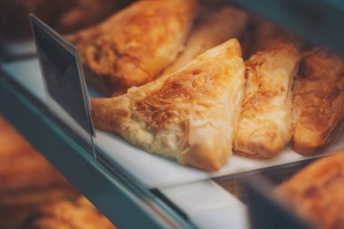 Flakey Pastanesi Ekmek Sergisi Sıcak Taze Ekmek. Fırın vitrininde hamur işleri