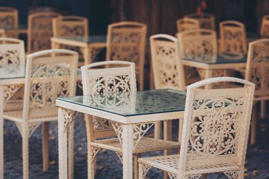 Çiçekli kafe masası. Gündüz vakti bir Fransız restoranında bir masaya yakın çekim yapmak. Avrupa 'da masa ve sandalyeli bir kahve terası manzarası