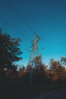 Aktarım teknolojisi. Akıllı şebeke İletişim enerjisi. Yüksek güç elektrik direği. Elektrik iletim hatları olan yüksek voltaj kulesi. Enerji endüstrisi. Yüksek güç iletim pilonu.