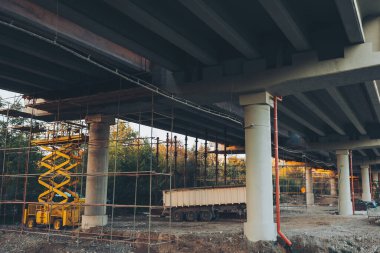 Otoyol üzerindeki bir köprüyü onarmaya çalış. İskeleli ve destekli eski otomotiv köprüsü tamir süreci. Chisinau, Moldova, 2024.