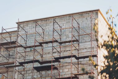 Yapım aşamasında olan demir yapı iskelesi. Yeni binanın inşaatı. 
