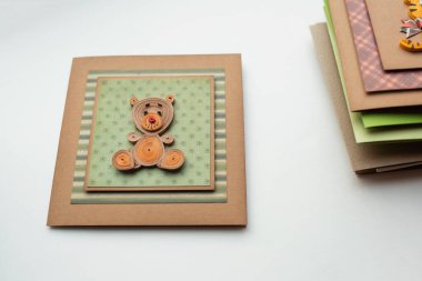 Kağıt ayılı quilling kartları. El yapımı kağıt tüy dökme tekniği. Mutlu şirin ayı. Evde el işi. Hobi, ev ofisi..
